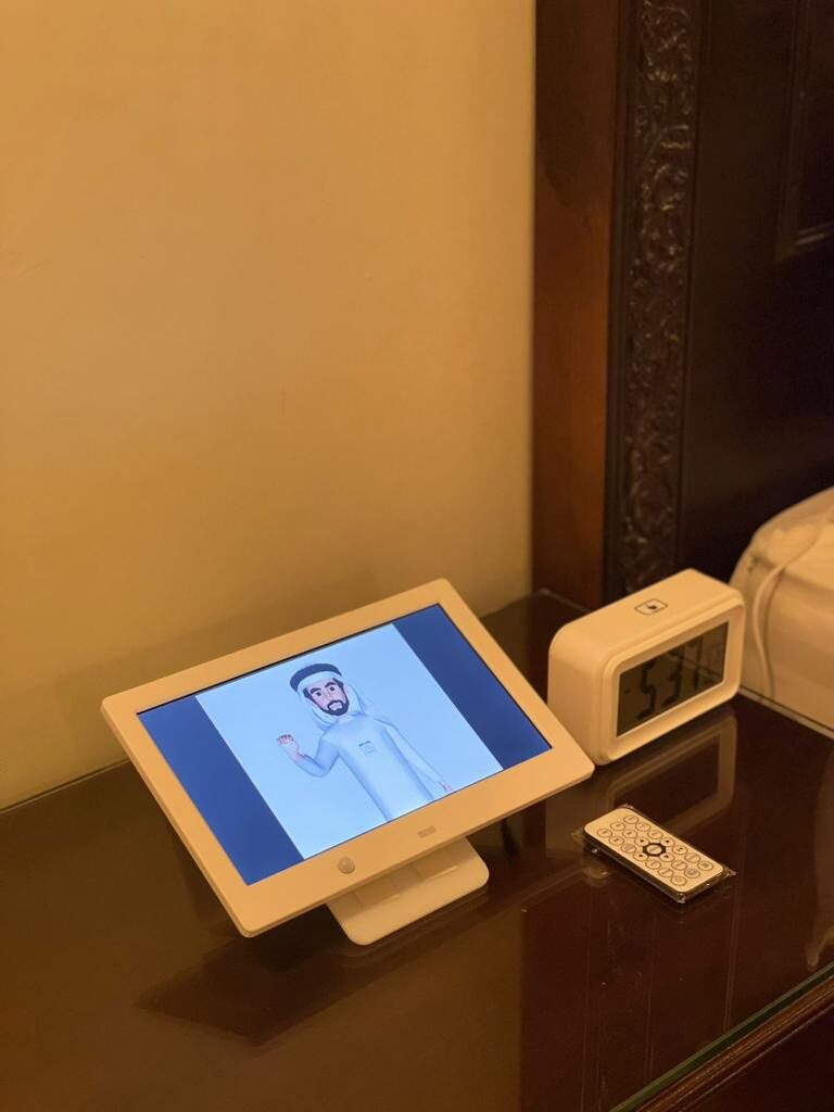 Bedside screen with sign-language guidance and large-display clock — شاشة بلغة الإشارة وساعة بشاشة كبيرة