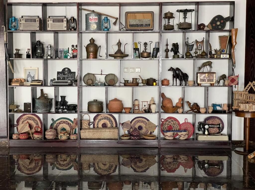 Traditional Saudi antiques display in the lobby — ركن التراث السعودي في بهو الفندق